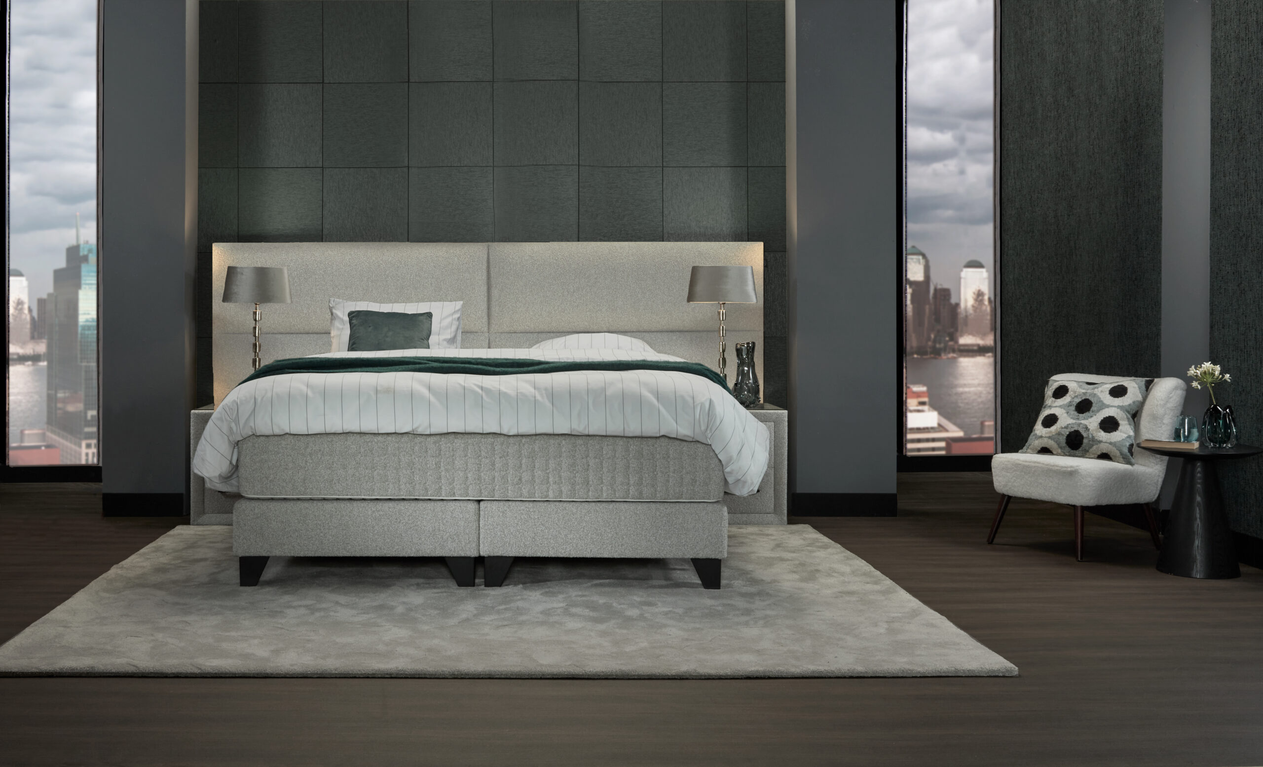 serta-brut-premium-boxspring-moon-slaapadviseurs.jpg Serta Brut Premium boxspring met luxe Brut-hoofdbord in de showroom van Moon Slaapadviseurs