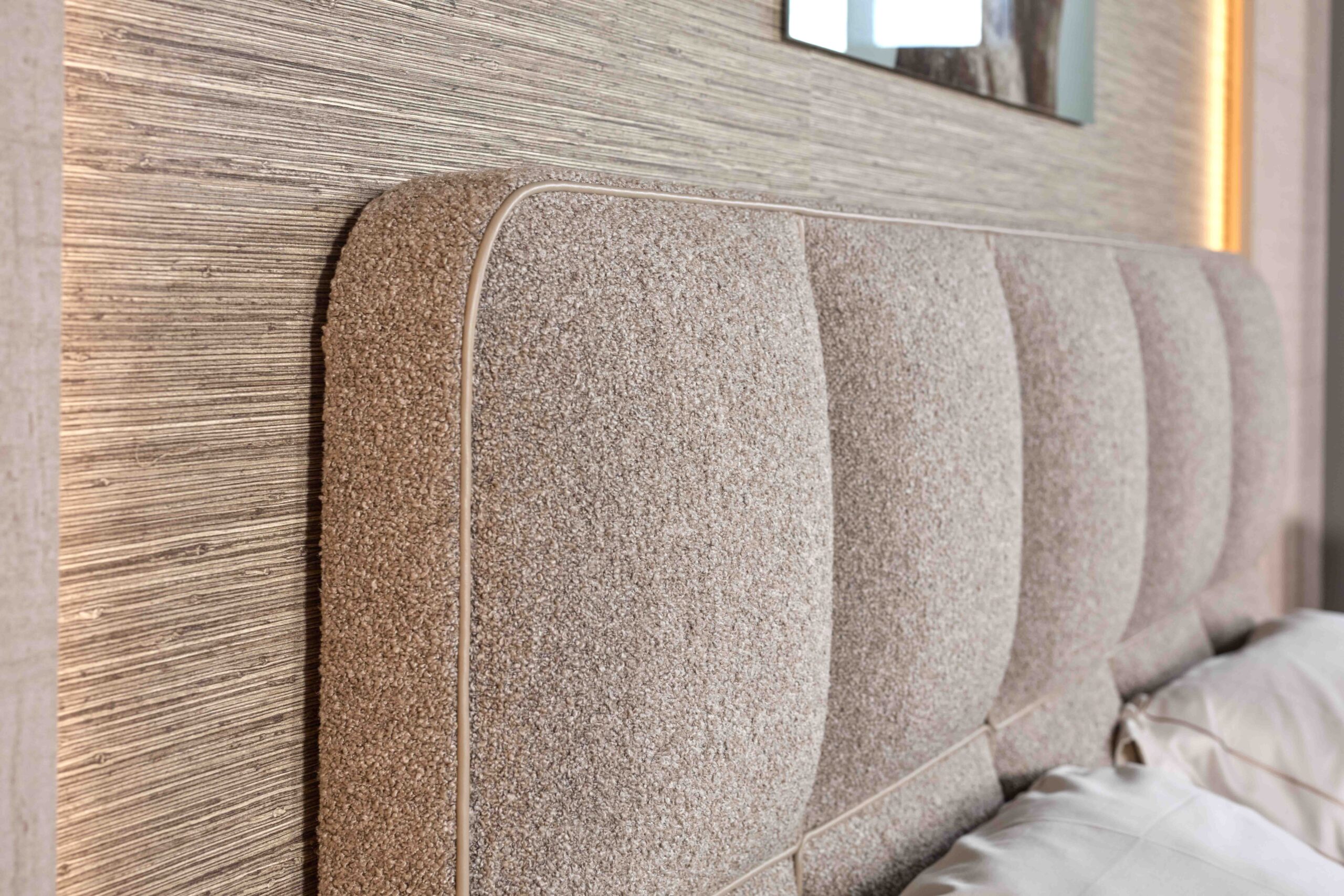 Serta Magnum Celebrations boxspring in Nobu Beige met luxe hoofdbord en Royalty matras Serta Magnum Celebrations boxspring in Nobu Beige met luxe hoofdbord en Royalty matras