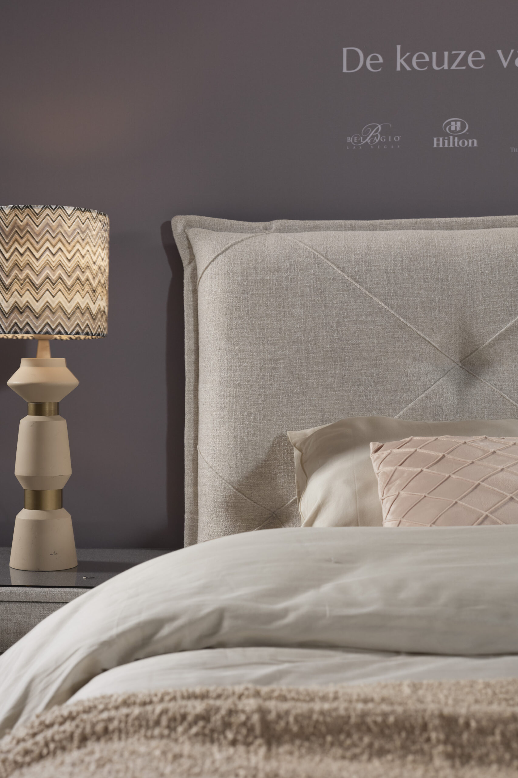 Serta Monroe – gestoffeerd hoofdbord Serta Monroe boxspring met royaal gestoffeerd hoofdbord