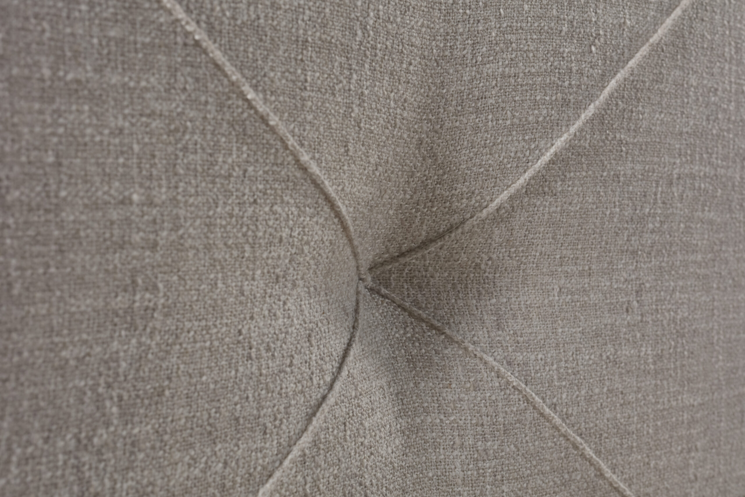 Serta Monroe – detail luxe hoofdbord Detail hoofdbord Serta Monroe boxspring met geometrische belijning
