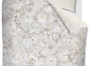 Riviera Maison Bella dekbedovertrek van 100% katoen met botanische bloemenprint en natuurlijke tinten voor een luxe landelijke en hotel chique slaapkamer.