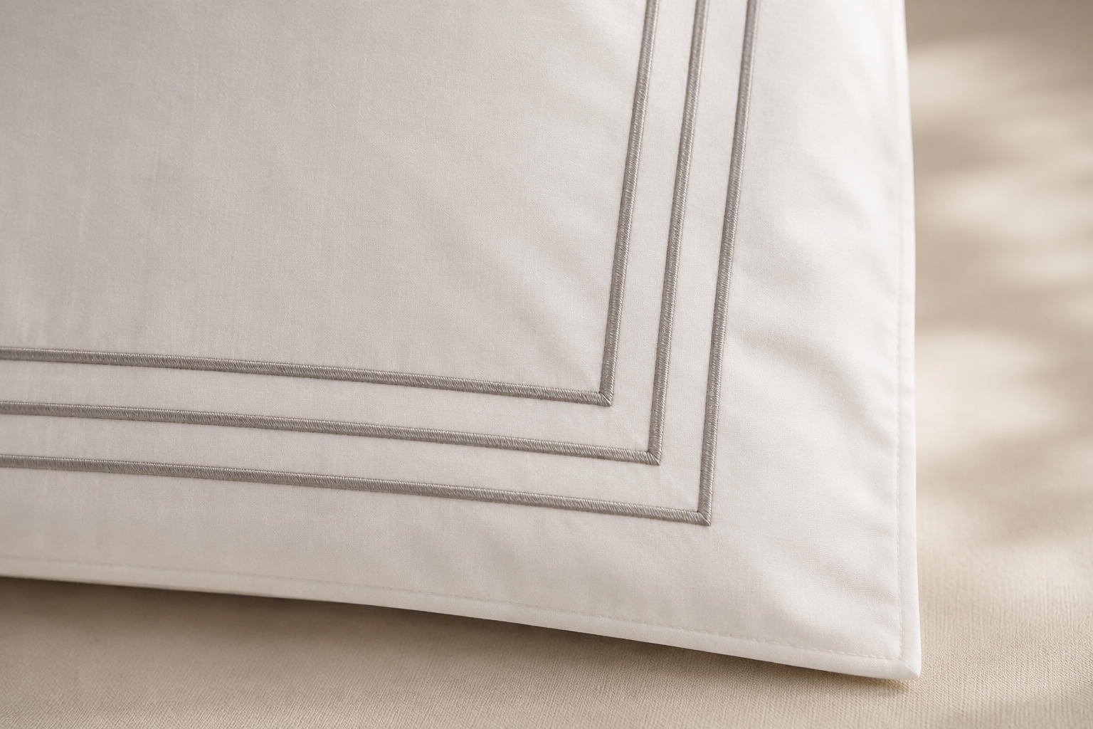 Detail van luxe Serta dekbedovertrek met verfijnde borduurrand