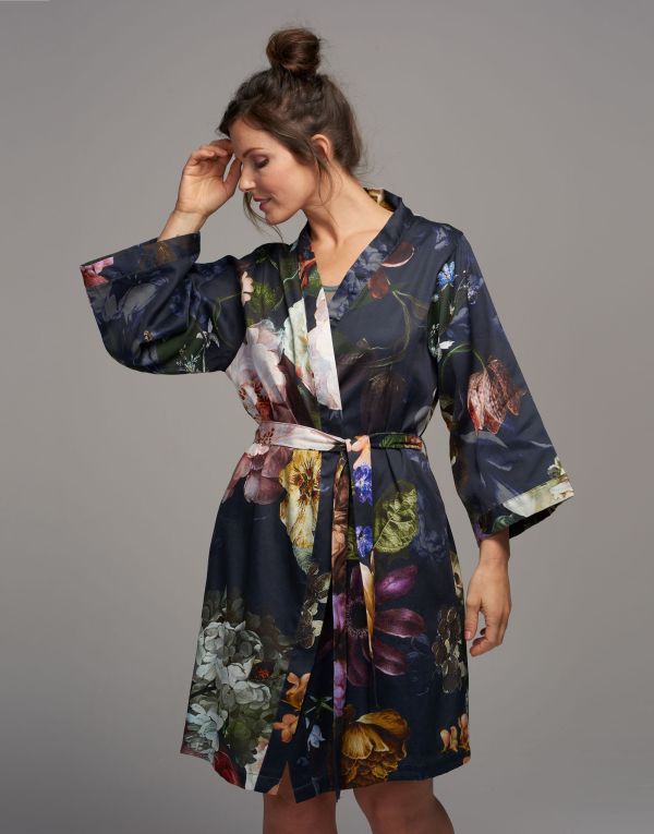 fleur_kimono_nightblue_401055_321_169_lr_s2_p Luxe Essenza Night Blue kimono van katoen satijn voor stijlvolle homewear