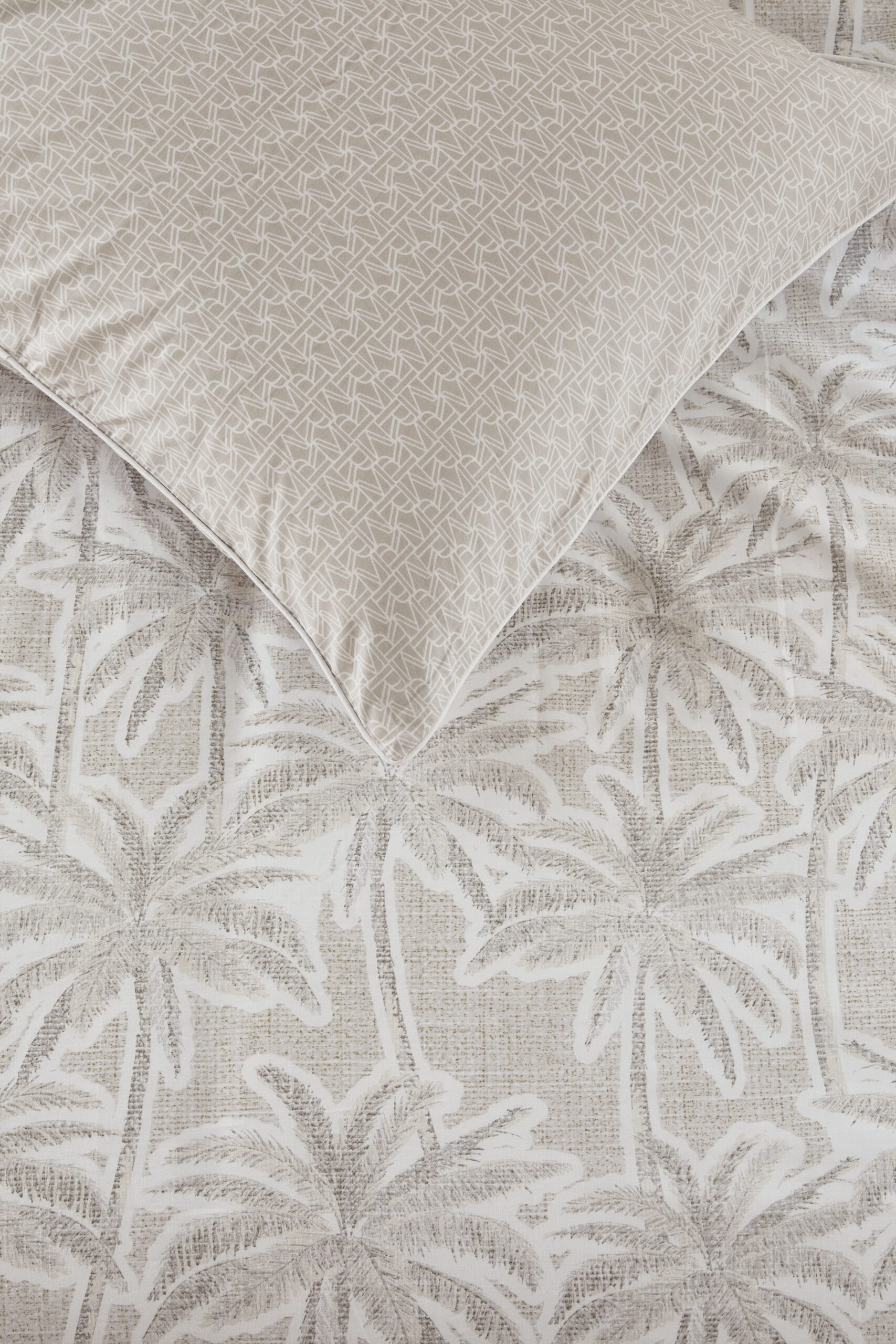 palm paradise_004_productdetail_1_web Riviera Maison Palm Paradise dekbedovertrek van 100% katoen met subtiele patronen en natuurlijke tinten voor een luxe hotel chique en landelijke slaapkamer.