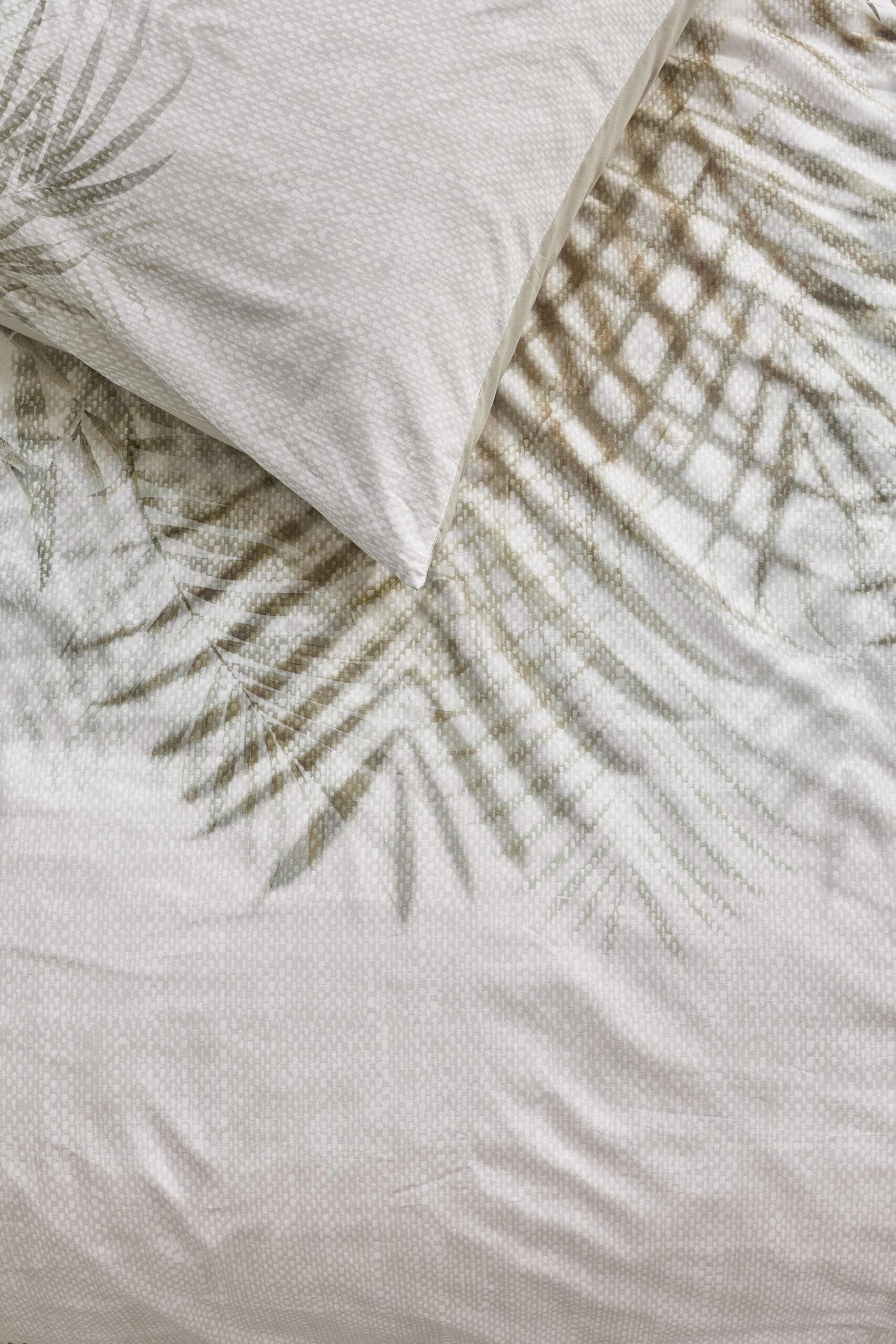 palm shade_002_productdetail_1_web Riviera Maison Palm Shade dekbedovertrek van 100% katoen met botanische varens en natuurlijke tinten voor een luxe hotel chique en landelijke slaapkamer