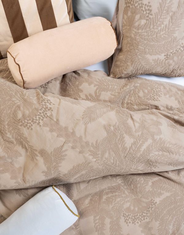 palma_duvet_cover_taupe_102786_199_lr_d1_p Essenza Palma hotel chique taupe katoen satijn dekbedovertrek met palmblad dessin