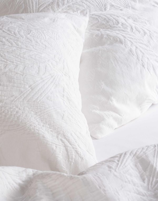 palma_duvet_cover_white_102786_204_lr_s2_p Essenza Palma wit katoen satijn dekbedovertrek met palmblad dessin