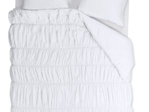 Riviera Maison Ruffle dekbedovertrek van 100% katoen met elegante horizontale plooien voor een luxe hotel chique en landelijke slaapkamer.