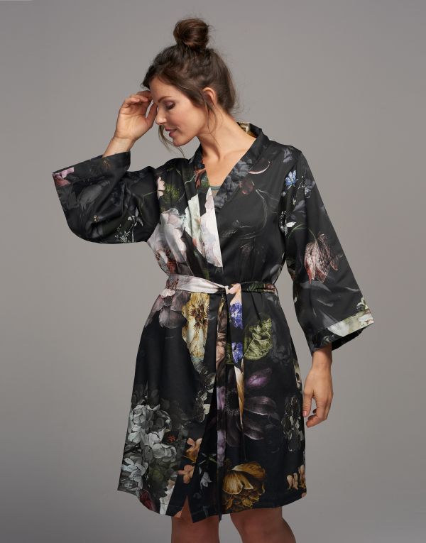 sarai_fleur_festive_kimono_blooming_black_100838_561_lr_s1_p_7 Luxe zwarte Essenza kimono van katoen satijn voor stijlvolle homewear
