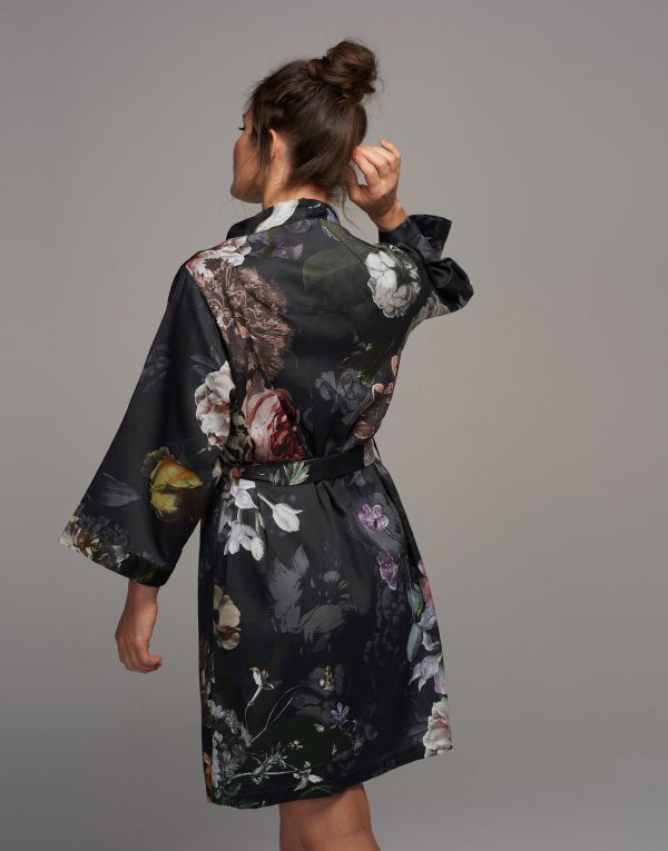sarai_fleur_festive_kimono_blooming_black_100838_561_lr_s2_p_7 Luxe zwarte Essenza kimono van katoen satijn voor stijlvolle homewear